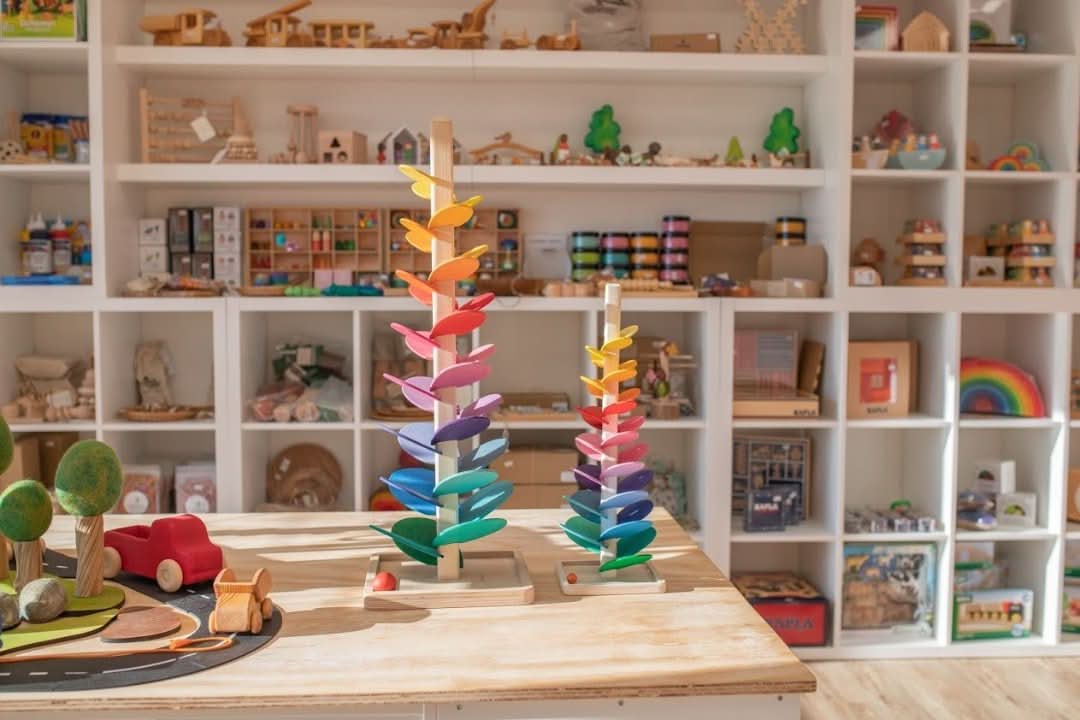 Hochwertiger Klangbaum aus Holz mit beruhigenden Tönen, ein pädagogisches Murmelspiel für Kleinkinder.