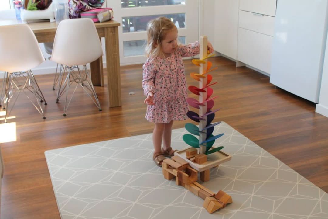 Interaktives Lernspielzeug: Klangbaum aus Holz verbessert Motorik, Koordination und auditive Wahrnehmung bei Kindern.