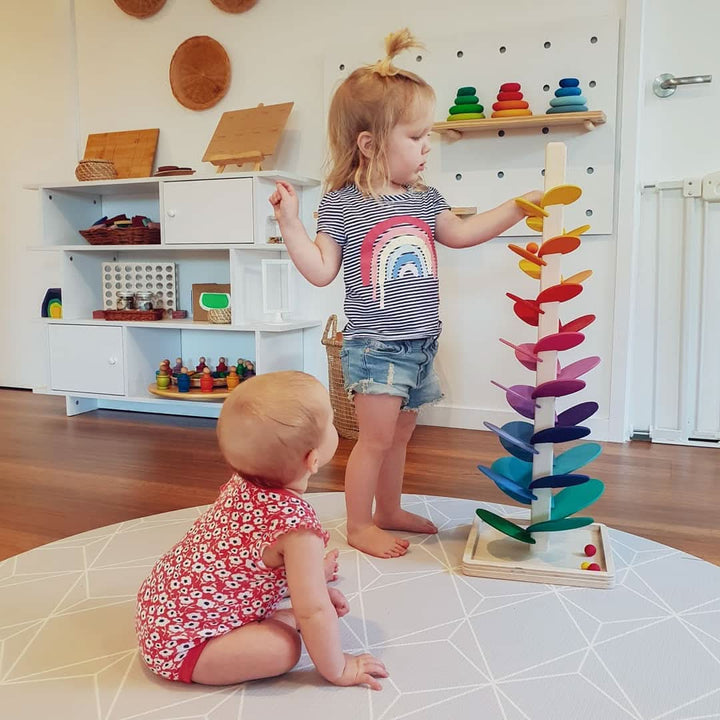Musikalischer Holz Klangbaum für Kinder, fördert sensorisches Spiel und Motorik mit bunten Kugeln.