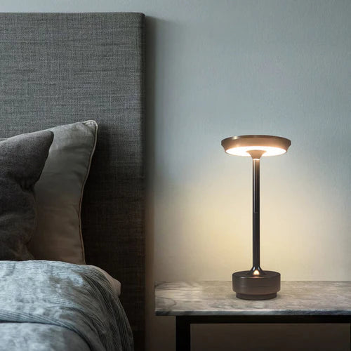 Vielseitige AuraGlow LED Tischlampe, kabellos smart für Schlafzimmer, Büro oder Essbereich.