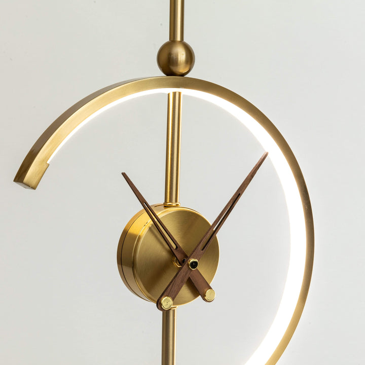 Elegante Holzlampe mit LED-Licht, integrierter Uhr und kabelloser Ladestation. KyotoGlow für Ihr Schlafzimmer.