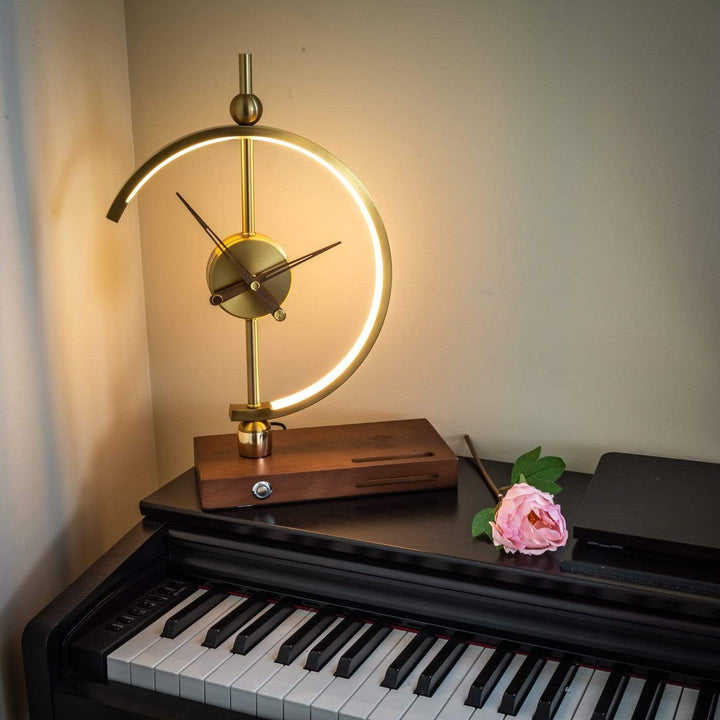 Wiederaufladbare LED-Lampe mit Uhr und kabelloser Ladefunktion für Smartphone. Modernste Technik in stilvollem Design.