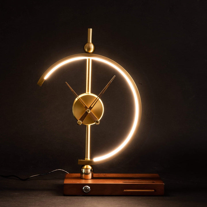 Stilvolle LED-Leselampe mit Uhrfunktion und integrierter Wireless Ladefläche. Elegant für Schlafzimmer oder Büro.