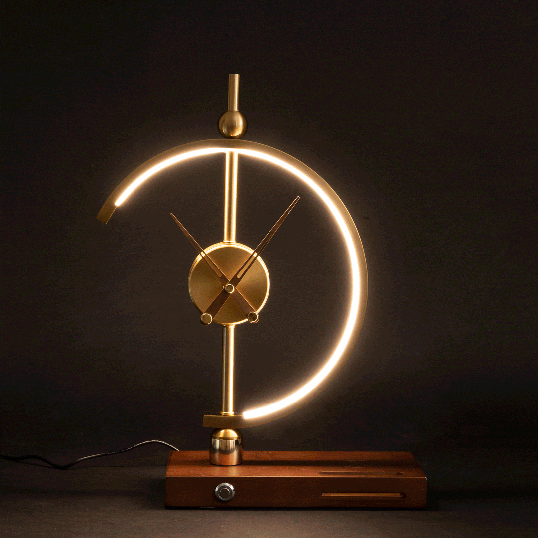 Minimalistische Tischlampe mit LED-Licht, Uhr und kabelloser Ladefunktion. Ideales Smart Home Accessoire.