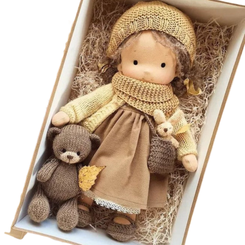 Nahaufnahme der handgemachten Waldorfpuppe aus Naturmaterialien, ideal als weiche Kuschelpuppe.