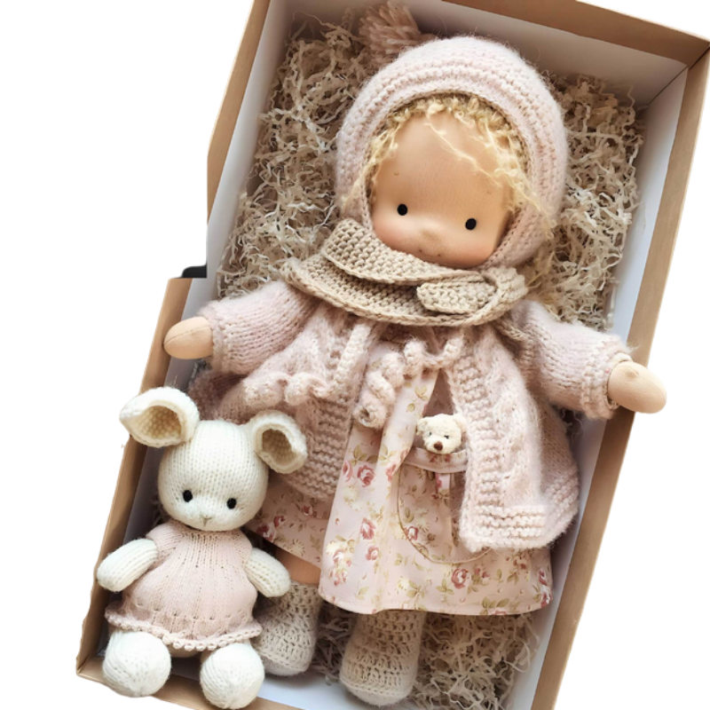 Stehende Waldorfpuppe mit farbiger Kleidung, ein pädagogisches Kinderspielzeug für fantasievolles Spiel.