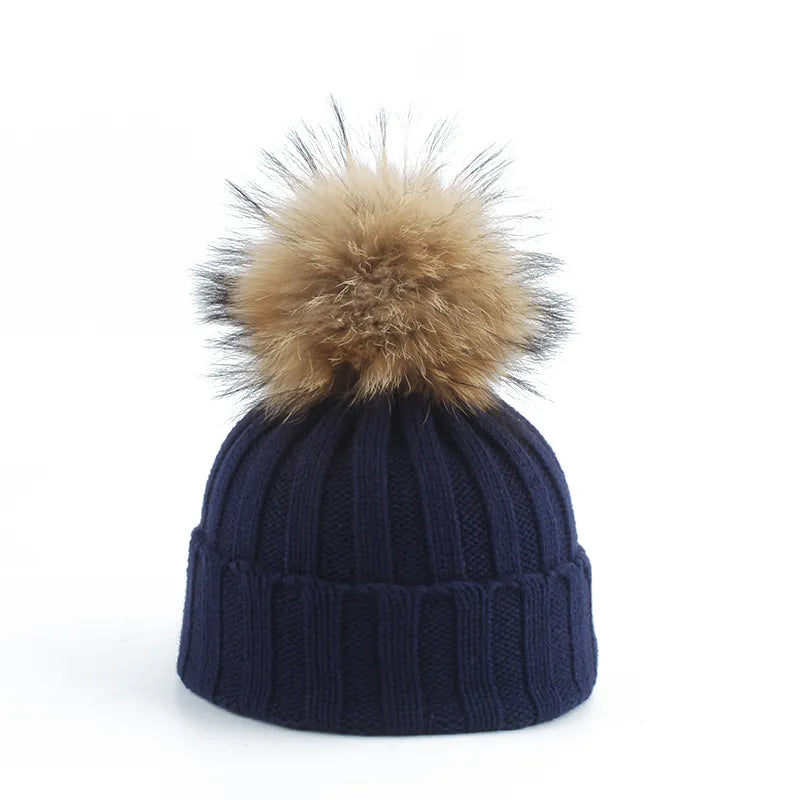 Moderne gestrickte Damen Strickmütze mit weichem Kunstfell-Bommel. Ideale Winterkleidung für Frauen.