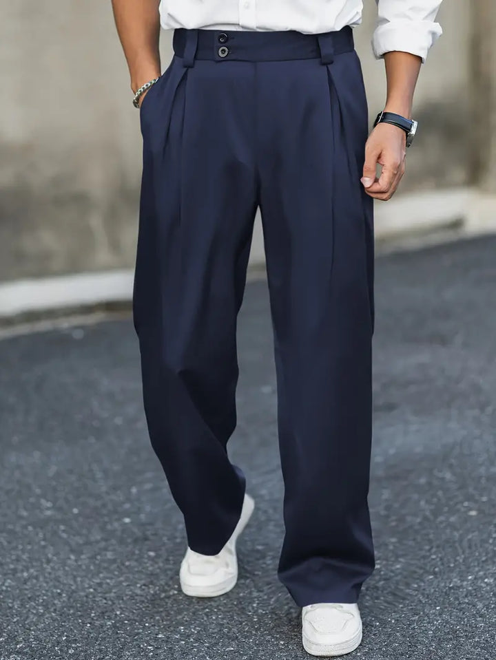 Herren Bundfaltenhose, locker geschnitten für stilvollen Komfort. Ideale Stoffhose für Business & Freizeit.