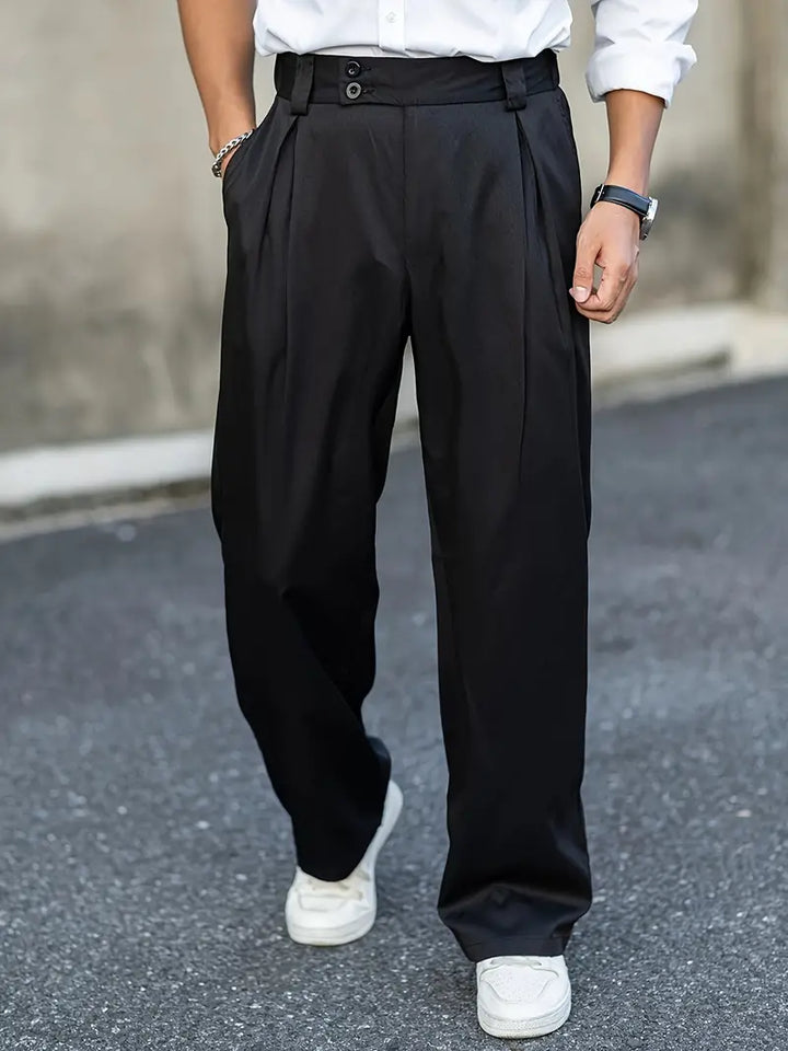 Modisch locker geschnittene Herren Bundfaltenhose für einen modernen, entspannten Look.