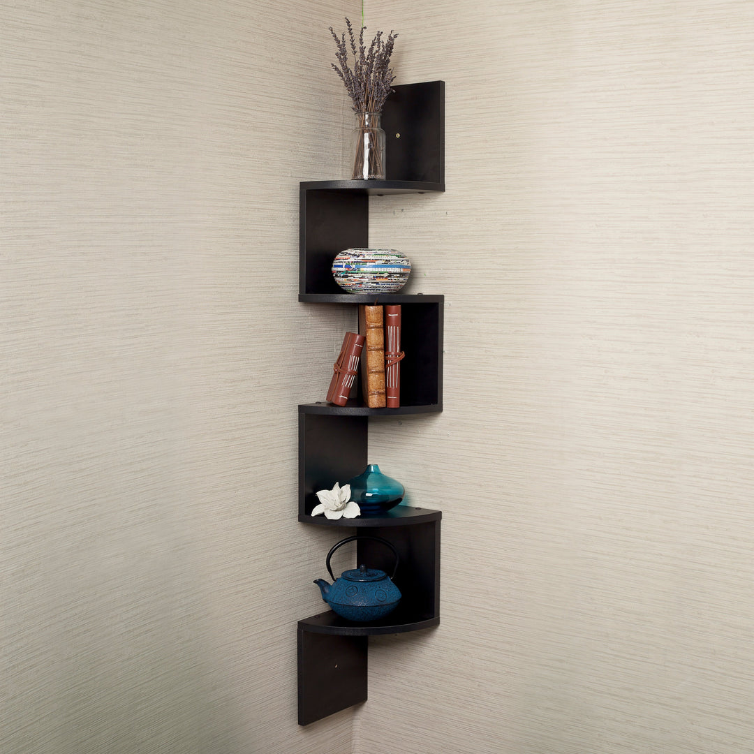 Elegantes Zigzag-Wandregal, modernes Design, schafft vertikale Aufbewahrung & dekorativen Akzent im Wohnzimmer.