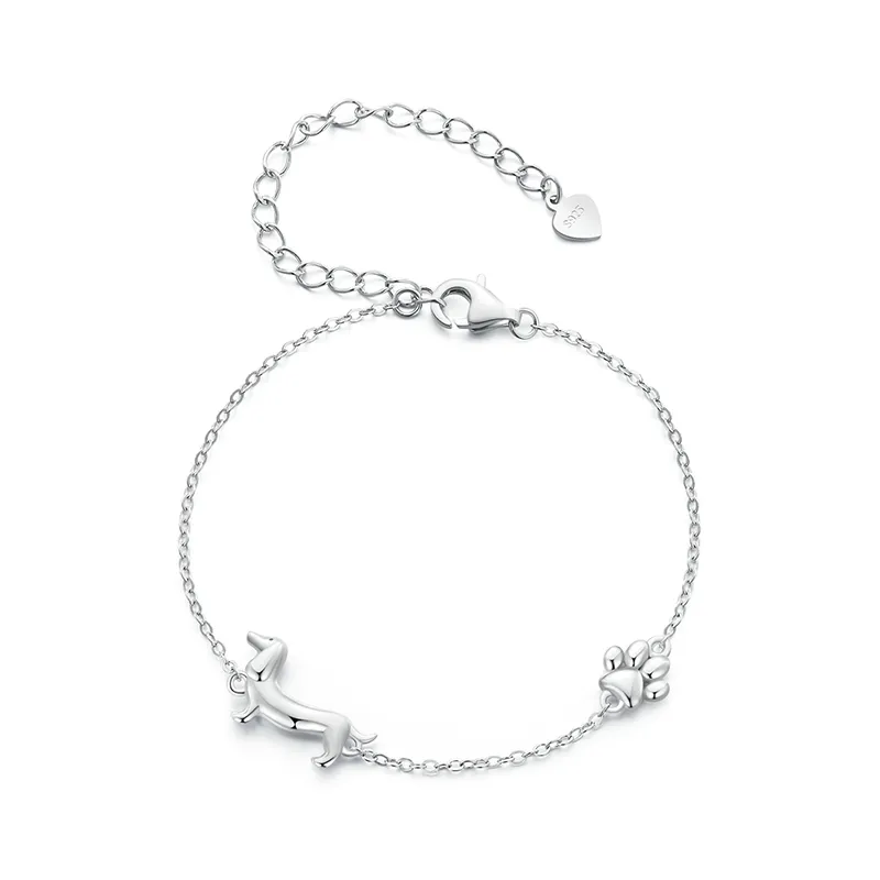 Silbernes Damen Charm-Armband mit detailreichem Dackel-Anhänger. Perfekt für Hundeliebhaberinnen.