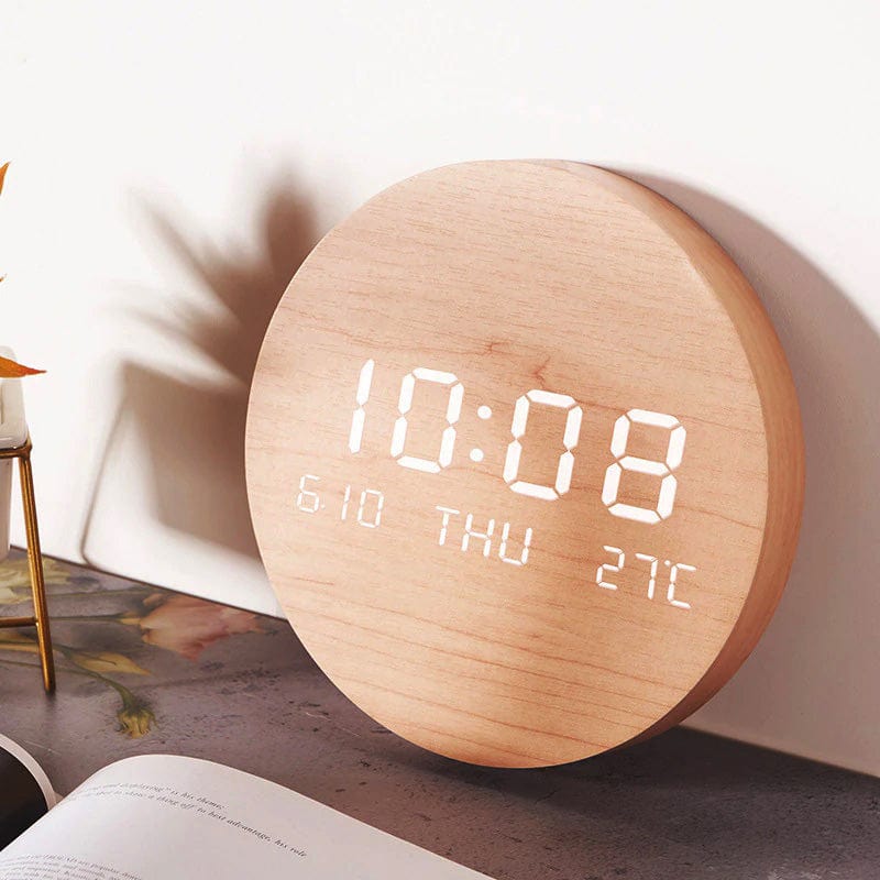 Skandinavische Holzwanduhr, digital, ideal für Schlafzimmer oder Büro. Moderne, minimalistische Dekoration.