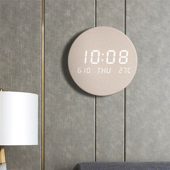 Minimalistische, digitale Wanduhr im skandinavischen Stil für modernes Wohnzimmer. Elegant, in weiß/schwarz.