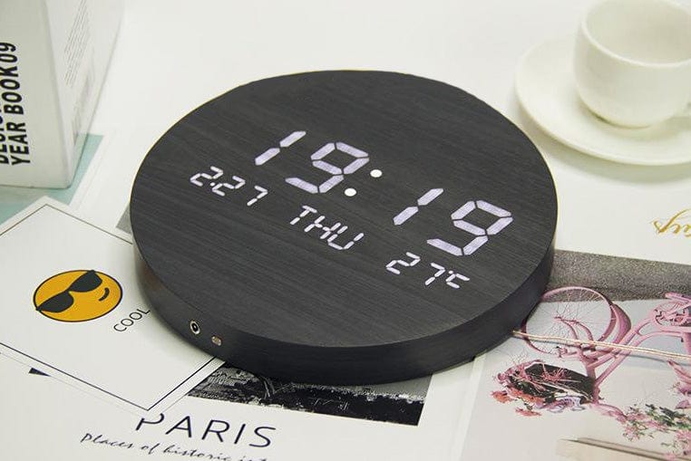 Moderne, digitale Wanduhr für stilvolle Heimeinrichtung. Skandinavisch, minimalistisch; perfekte Wohnzimmer-Deko.