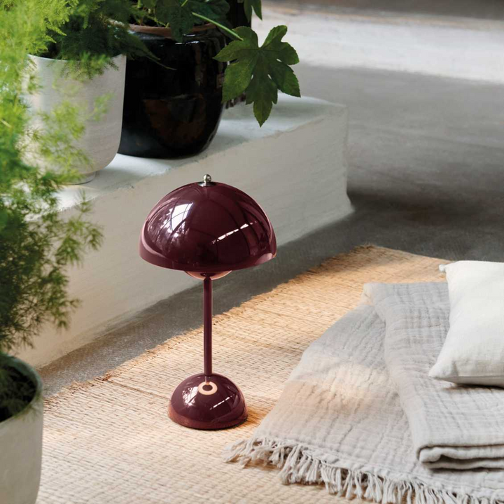 Gemütliche Beleuchtung mit MoonGlow: Kabellose LED Tafellampe, dimmbar, modernes Design.