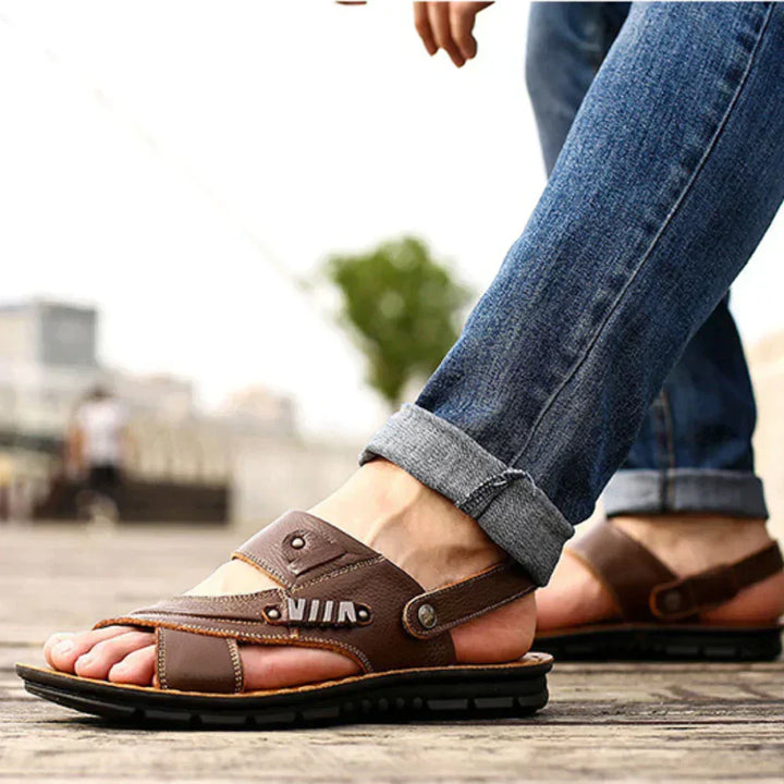 Nahaufnahme der Herren Komfortsandalen 'Henrik'. Hochwertige orthopädische Alltagsschuhe mit verstellbaren Klettverschlüssen.