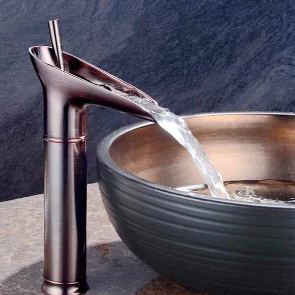 Chrom-glänzende Einloch Waschtischarmatur mit Wasserfall, modern und pflegeleicht.