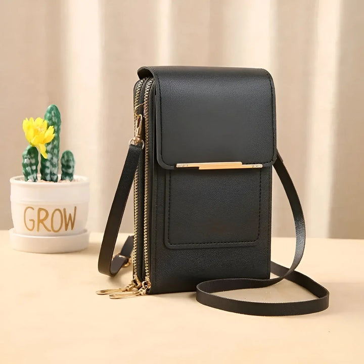 Stylische Damen Schultertasche aus Leder getragen, eine moderne Anti-Diebstahl Handtasche als modisches Accessoire.
