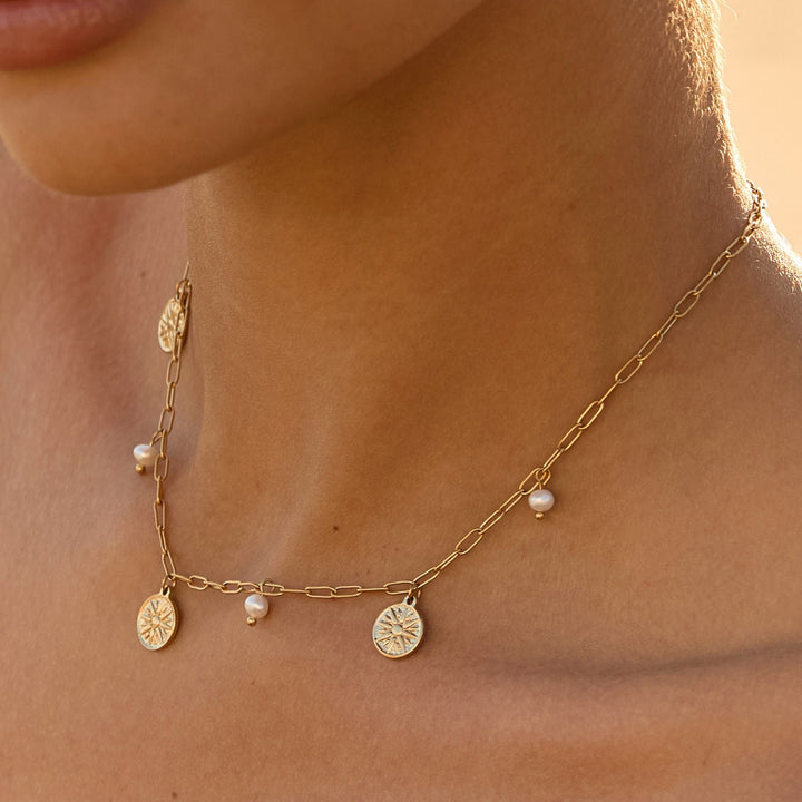 Damen Süßwasserperlen Choker Gold mit Sonnen-Anhänger. Wasserdichte Edelstahl Kette für den Sommer.