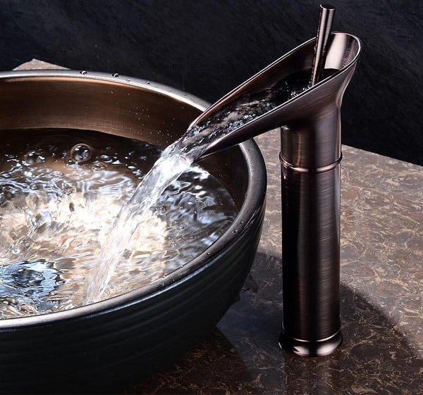 Matt-schwarze Wasserfall Waschtischarmatur, markantes Design für moderne Bäder.
