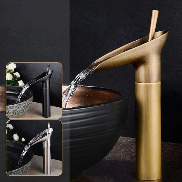 Goldene Luxus Wasserfall Badarmatur für Waschtisch, elegantes Messing-Design.
