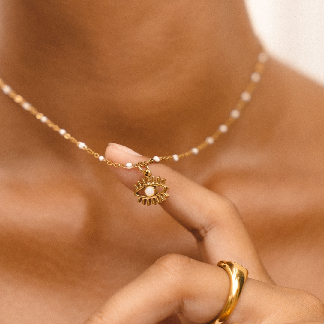 Filigrane Damen Goldhalskette mit schillerndem Opal-Anhänger, verstellbar & wasserfest, eleganter Look.