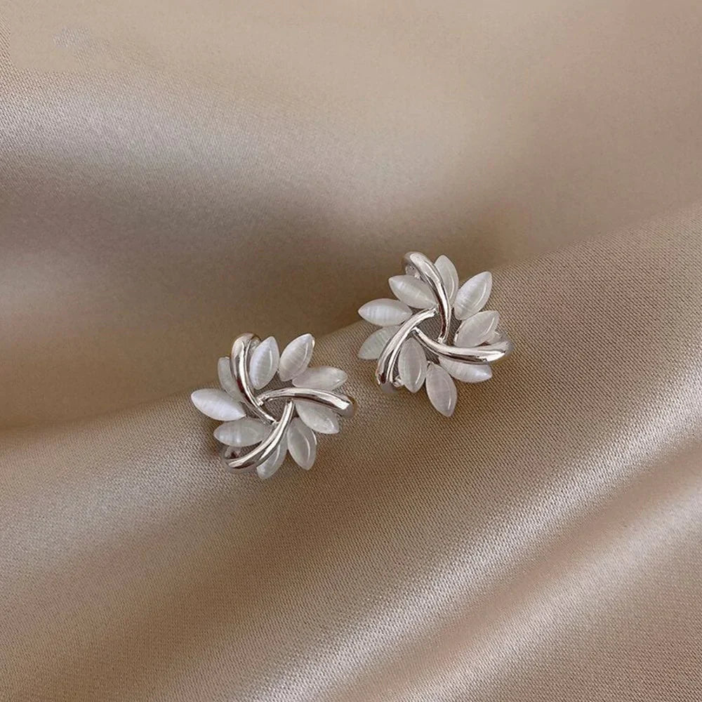 Edle Blumenohrstecker für Damen mit glänzenden Opalsteinen. Stilvolles Schmuckstück für festliche Anlässe.