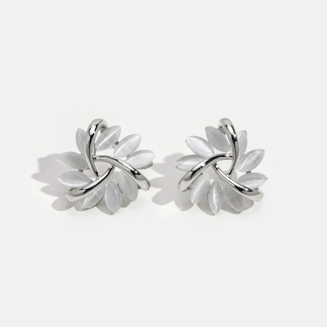 Hochwertige Damen Opal-Blumen-Ohrringe. Elegante Steckerohrringe, ein zeitloses Damenschmuck-Geschenk.