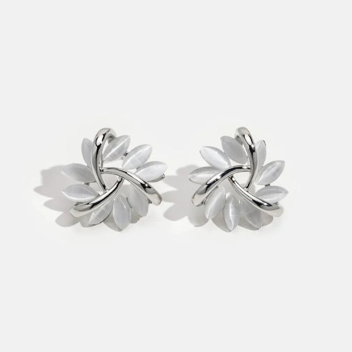 Hochwertige Damen Opal-Blumen-Ohrringe. Elegante Steckerohrringe, ein zeitloses Damenschmuck-Geschenk.