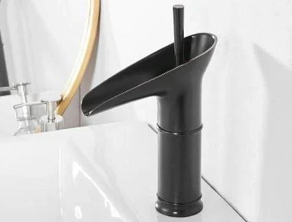 Moderne schwarze Wasserfall Badarmatur, Einloch-Waschtischarmatur für elegantes Bad.
