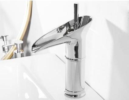 Luxuriöse Messing Waschtischarmatur im Wasserfall-Stil, perfekte Badarmatur.