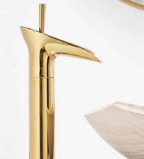 CascadeFlow Gold Wasserfall Waschtischarmatur, glamouröse Badarmatur aus Messing.