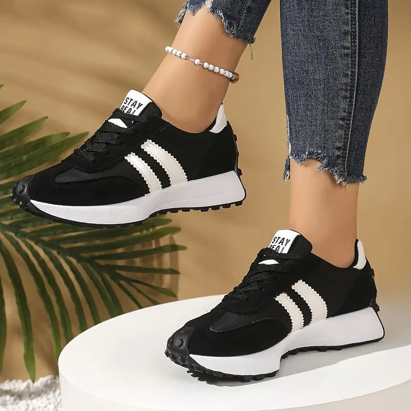 Rutschfeste, stoßdämpfende Laufsohle der orthopädischen Damen-Sneaker für sicheren Halt & Wellness-Komfort.