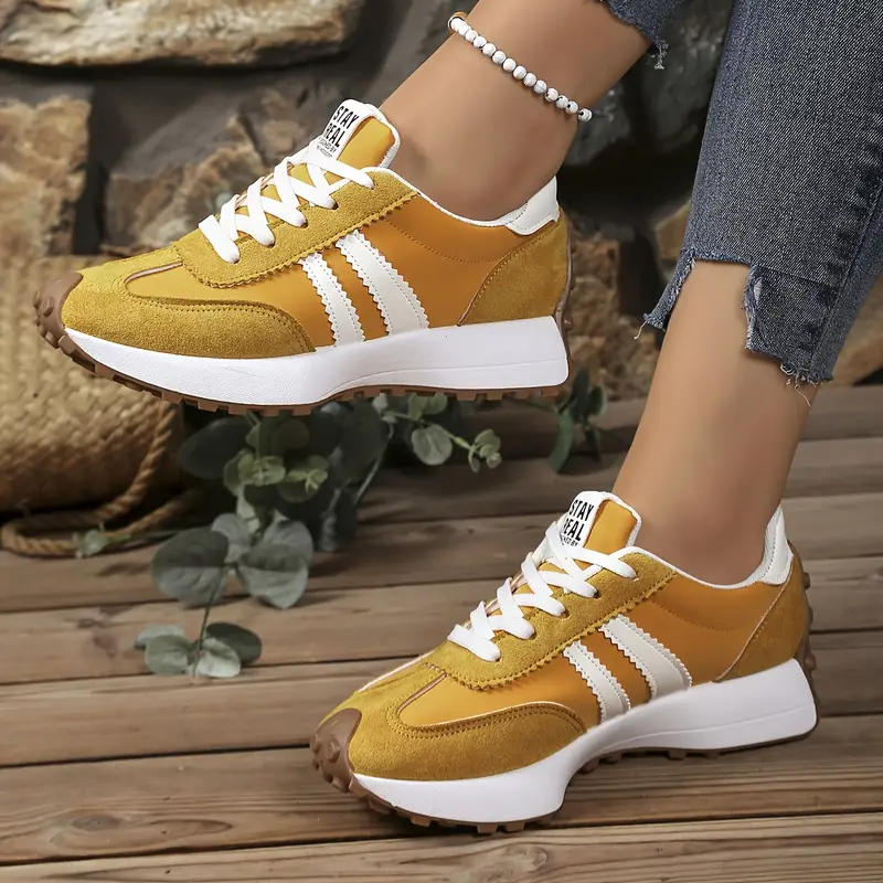 Frau trägt bequeme, orthopädische Damen-Sneaker für optimalen Komfort, Fußunterstützung & aktiven Alltag.