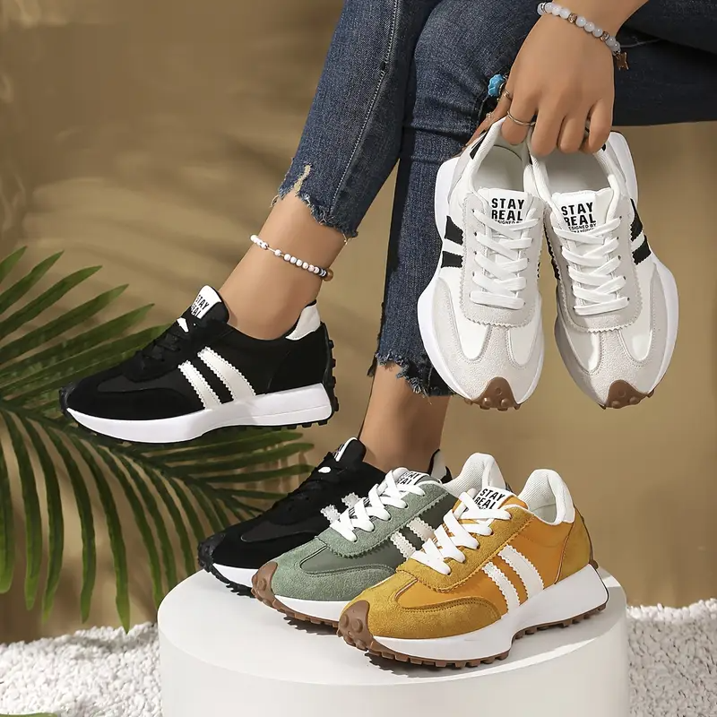 Atmungsaktive Oberfläche der orthopädischen Damen-Sneaker für frische Füße & langanhaltenden Tragekomfort.