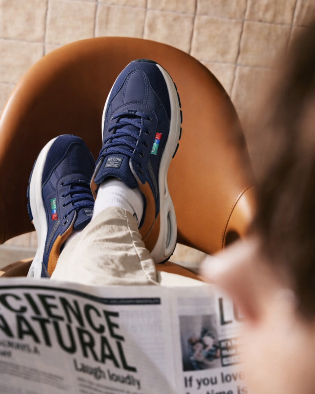 Ein Paar orthopädische Herrenschuhe, schmerzfrei, für hohen Komfort, Halt und verbesserte Fußgesundheit.