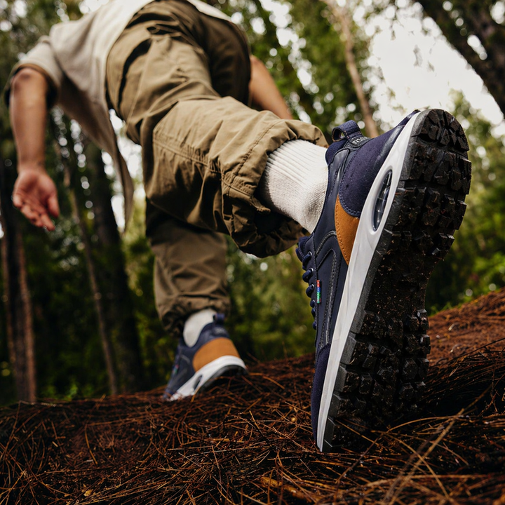 Orthopädischer Herrenschuh am Fuß, bietet optimalen Komfort, schmerzfrei und fördert die Fußgesundheit im Alltag.