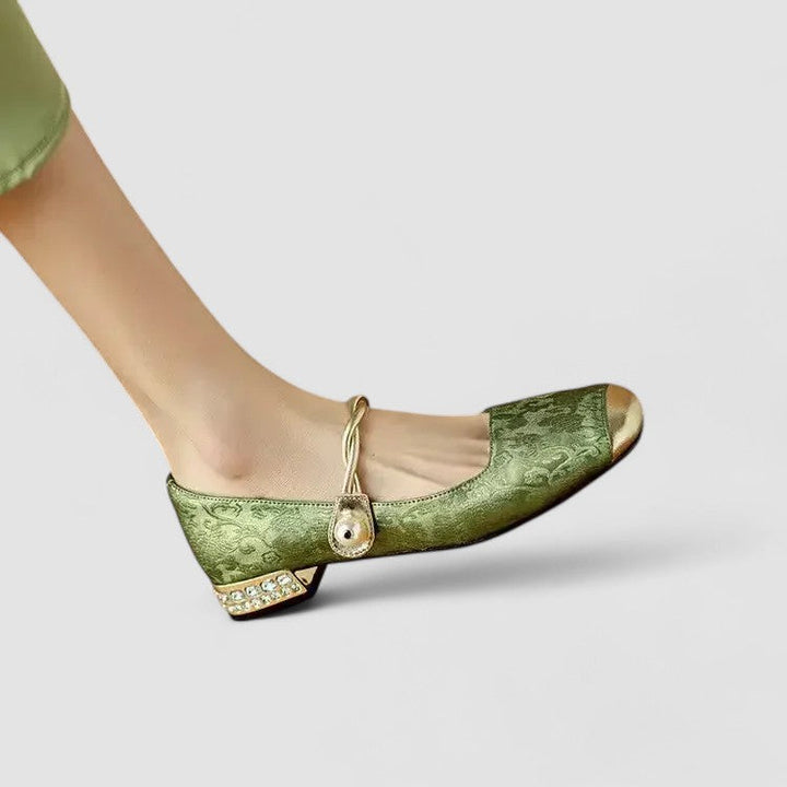 Klassische Riemenschuhe: bequeme orthopädische Mary Janes für Damen, Vintage-Design.
