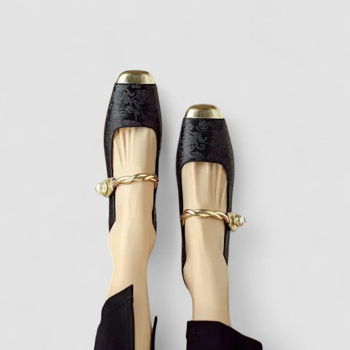 Detailaufnahme des Verschlusses: klassische Mary Janes, orthopädisch, für täglichen Komfort.
