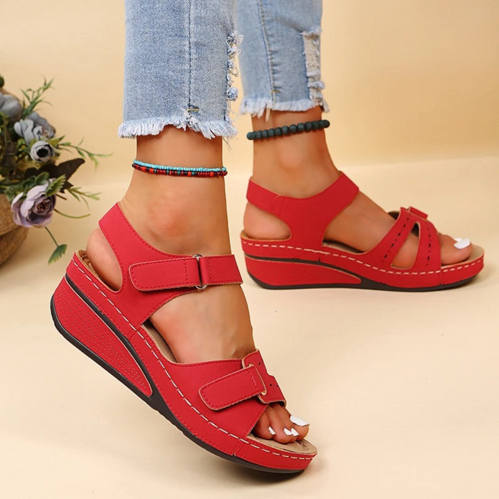 Schmerzlindernde Keilabsatz Sandalen für Damen, orthopädisch gefertigt, für maximalen Gehkomfort.