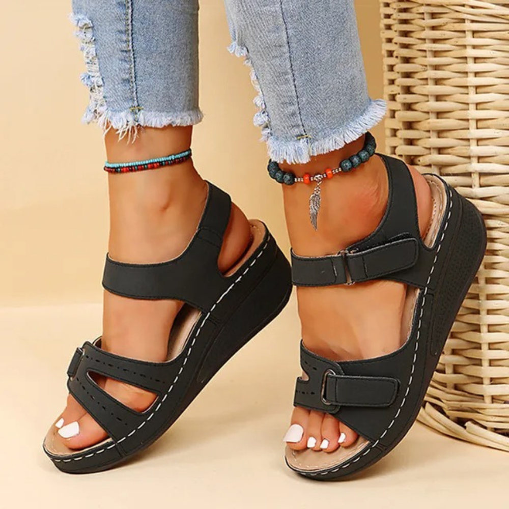 Orthopädische Damen Keilabsatz Sandalen, perfekt für Entlastung von Fußschmerzen und Alltag.