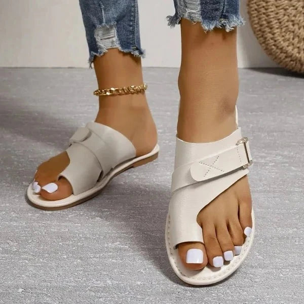 Detailansicht der Damen Sandalen: Hallux Valgus Korrektur und stützendes Fußbett für gesunde Füße.
