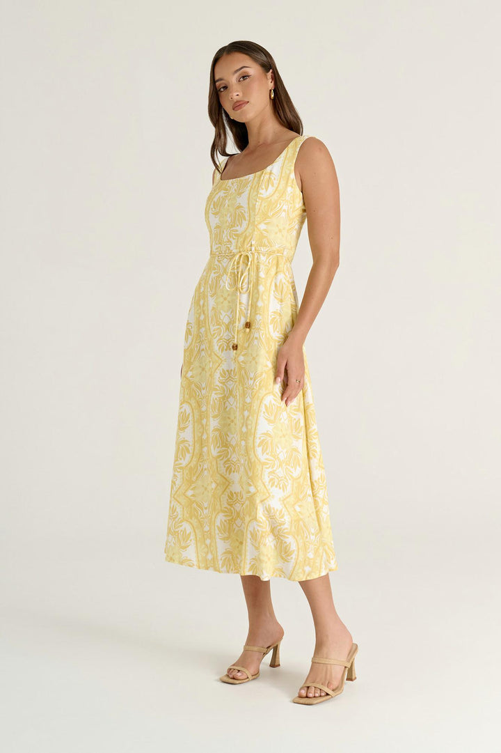 Langes gelbes Damenkleid, Maxikleid im Blumenmuster mit Quadrat-Ausschnitt und Bindegürtel. Eleganz für den Sommer.