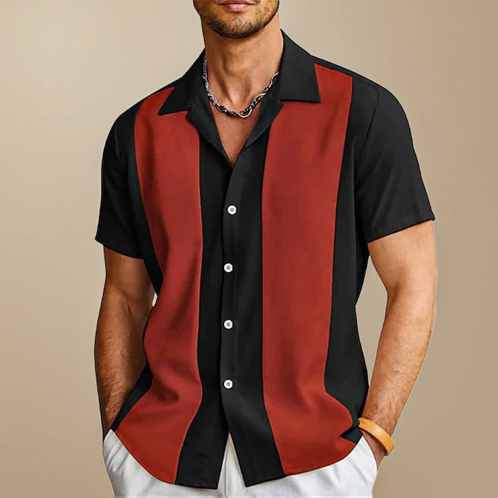 Mann trägt lässiges Herren Kurzarmhemd mit Colorblock-Streifen. Ideal für moderne Sommer-Outfits.