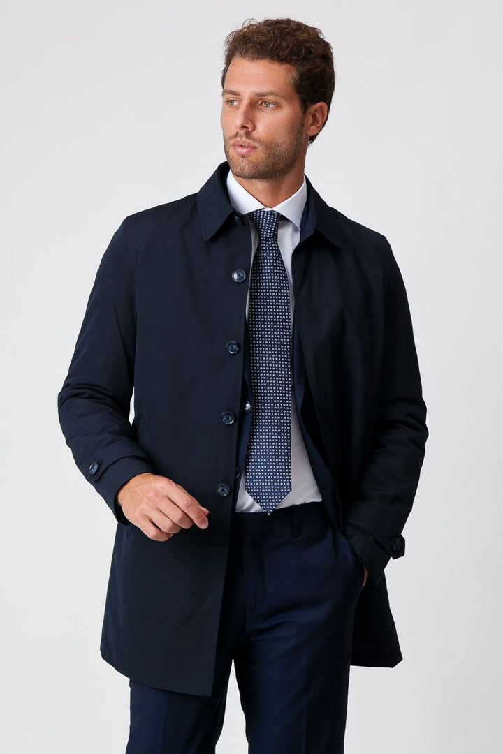 Mann trägt stilvollen blauen Herren Trenchcoat im Winter, elegant und wetterfest für Business und Alltag.
