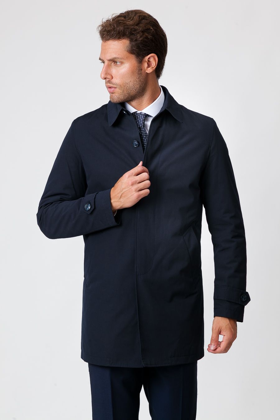 Hochwertiger Herren Winter-Trenchcoat in Blau, klassisches Design, wetterfest und schichtbar für den Herrn.