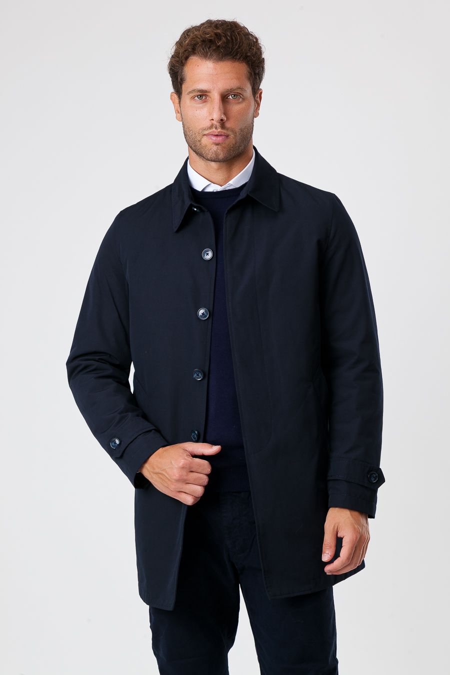 Klassischer Herren Wintermantel, Trenchcoat-Stil, wetterfest & warm, perfekte Oberbekleidung für kalte Tage.