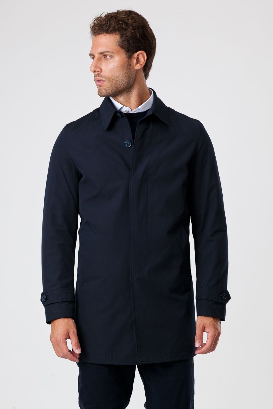 Moderner, eleganter Herren Winter-Trenchcoat, perfekt für die Stadt, Business oder schicke Freizeit-Outfits.