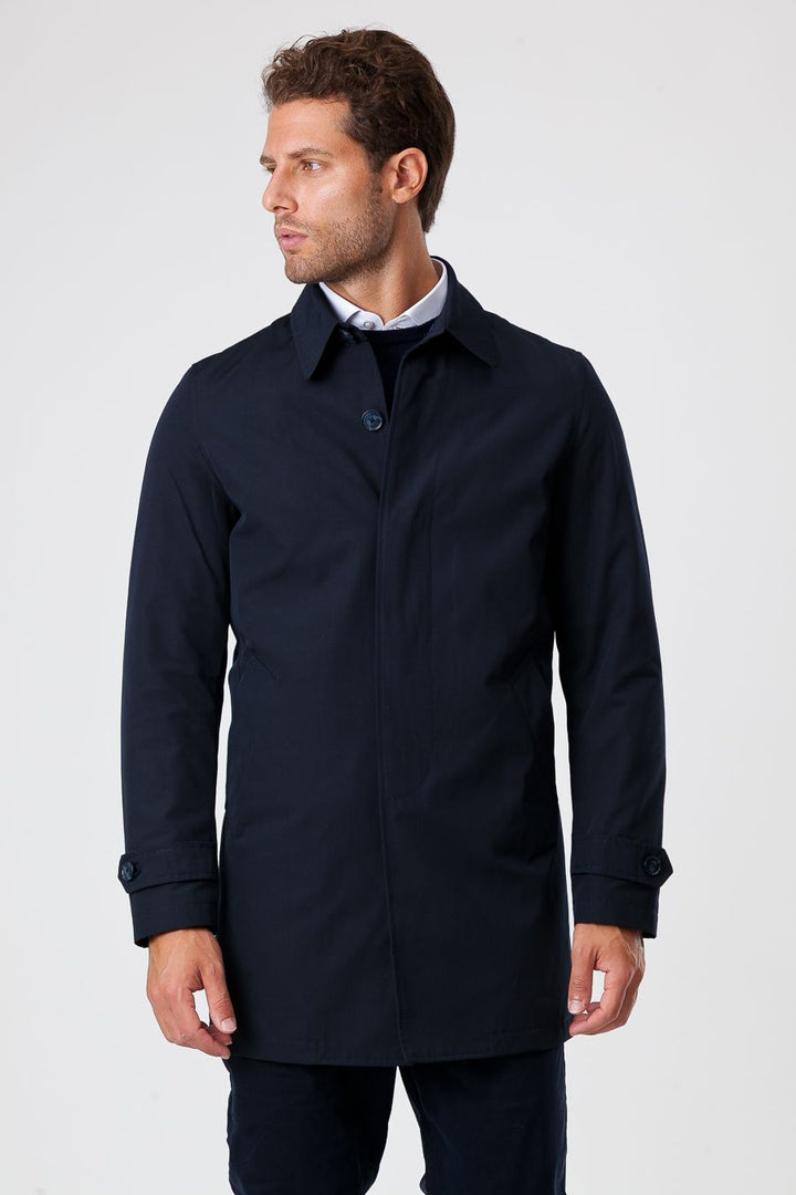 Moderner, eleganter Herren Winter-Trenchcoat, perfekt für die Stadt, Business oder schicke Freizeit-Outfits.