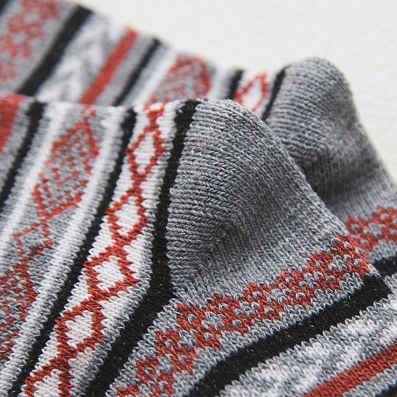 Gemusterte Thermo-Wintersocken, 5er-Pack, skandinavischer Stil, perfekt für kalte Temperaturen.